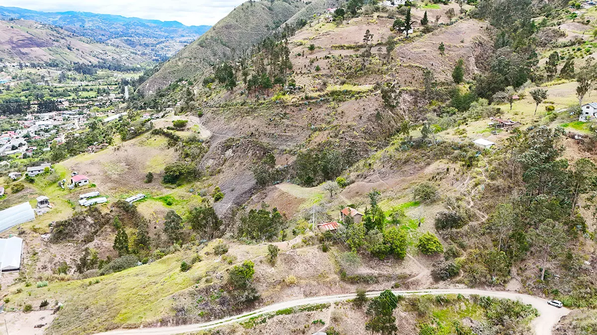 Terreno 1 hectárea con Casa antigua habitable en Paute