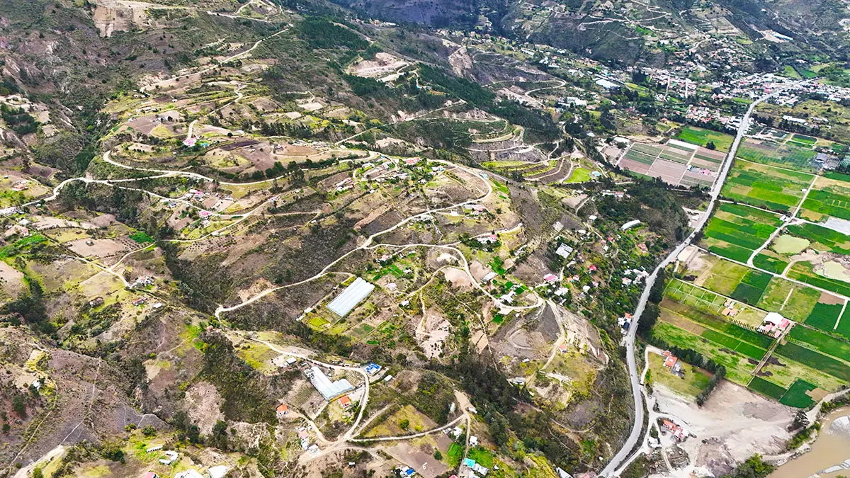 Terreno 1 hectárea con Casa antigua habitable en Paute