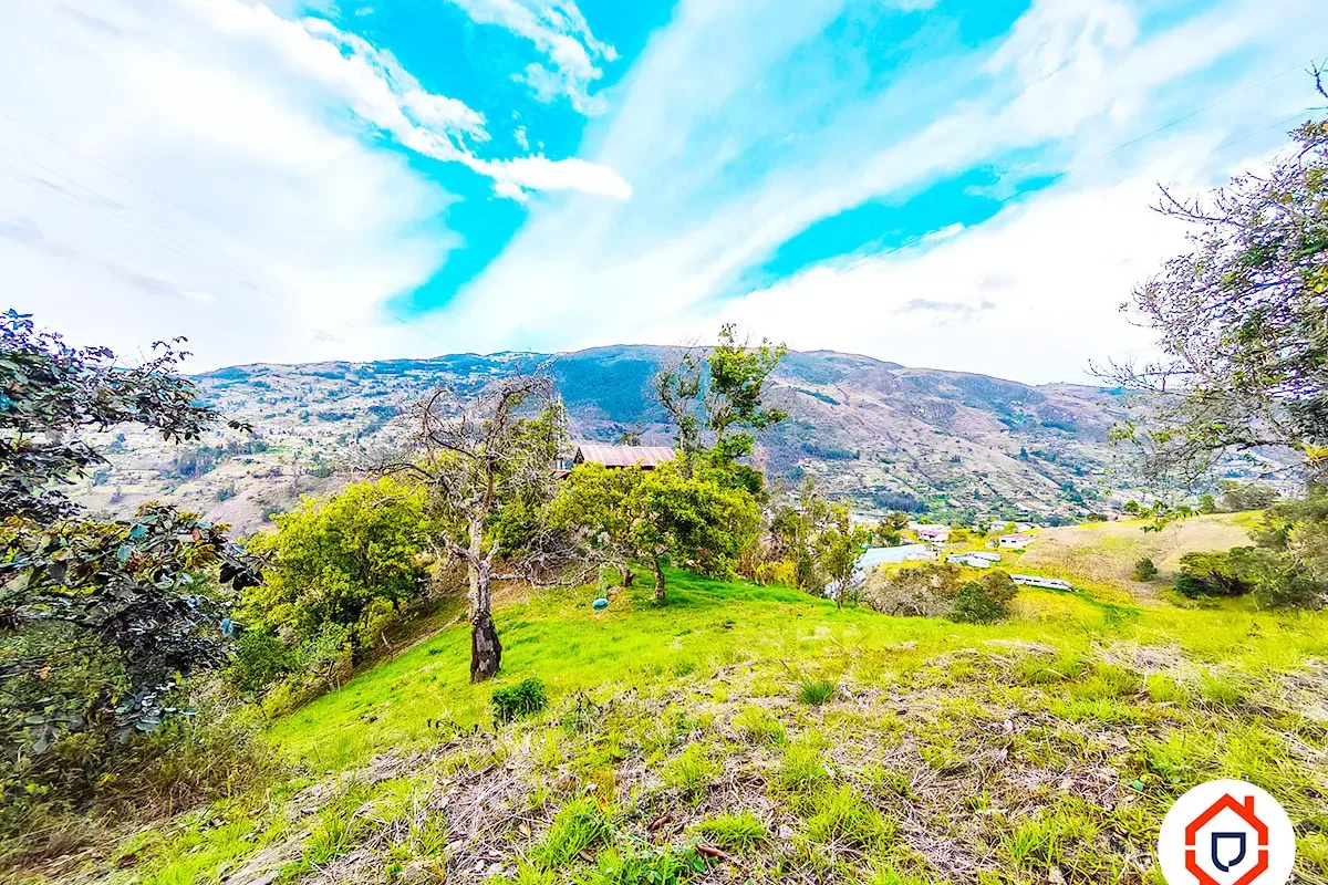 Terreno 1 hectárea con Casa antigua habitable en Paute