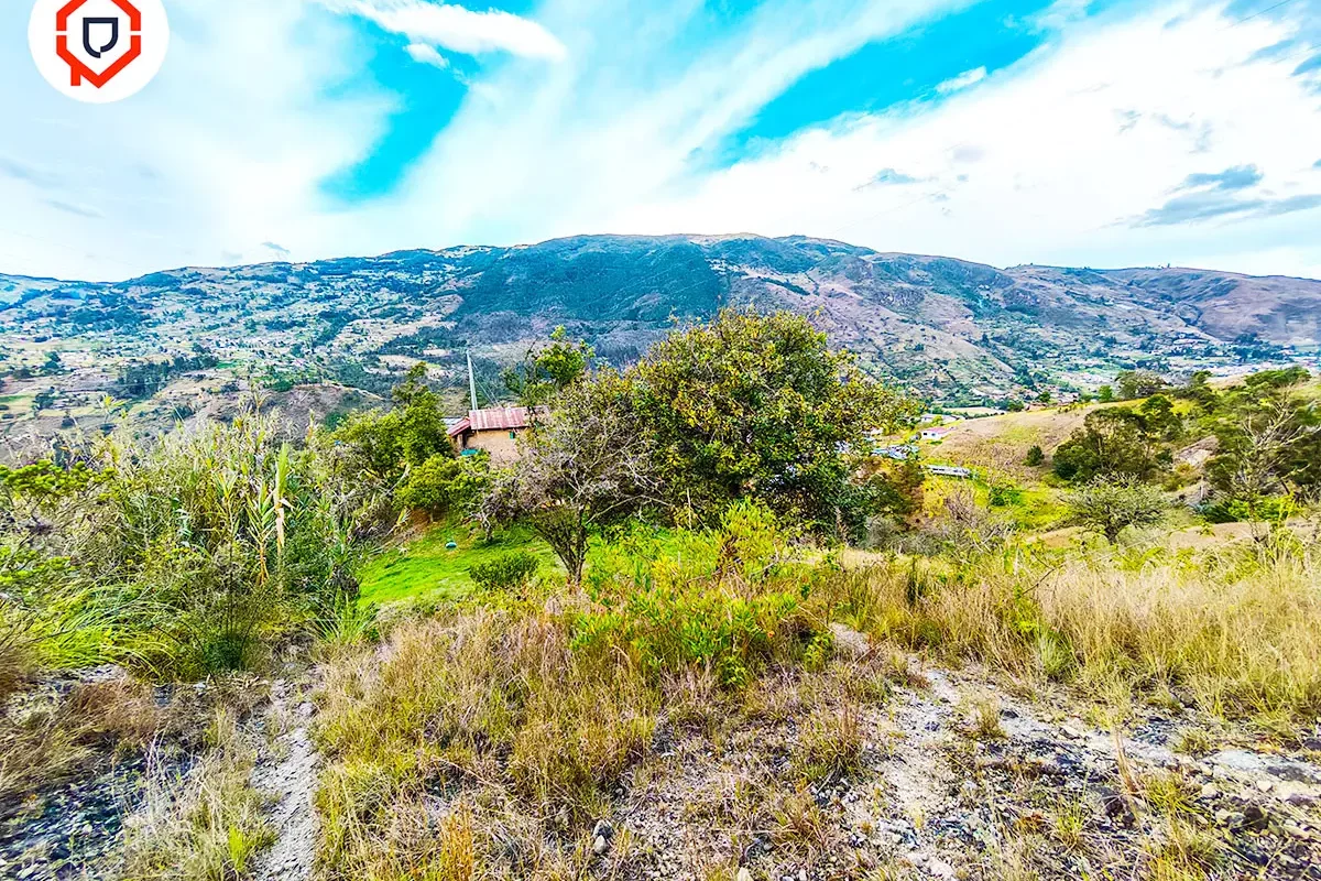 Terreno 1 hectárea con Casa antigua habitable en Paute