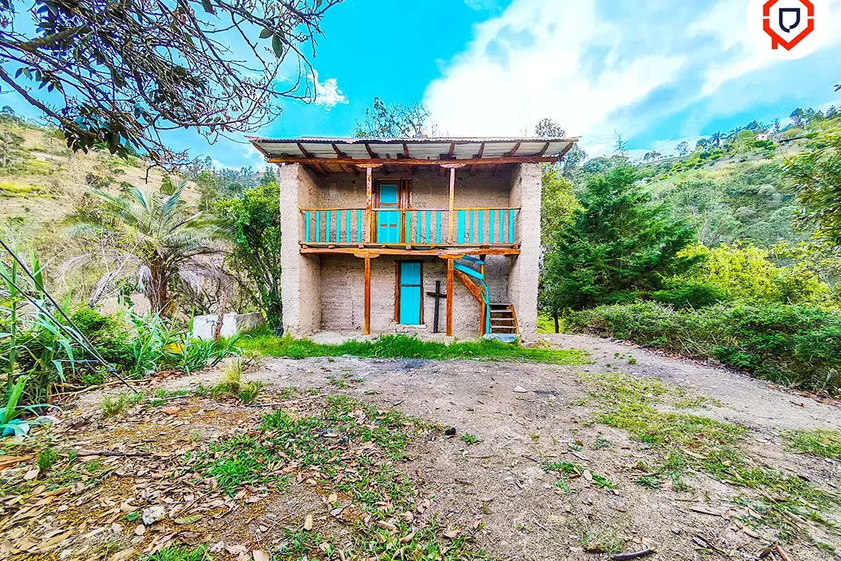 Terreno 1 hectárea con Casa antigua habitable en Paute